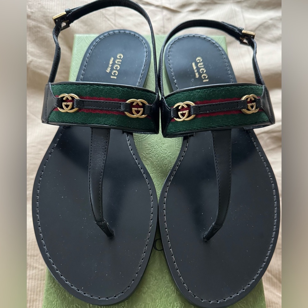 Gucci Black Leather Thong Sandals Green/Red Stripe & Gold Accents Size 39.5 NWT